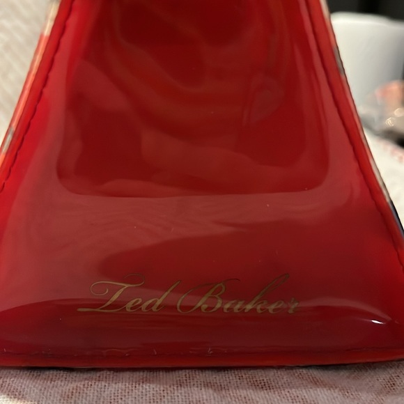 Ted Baker London UK. Cosmetics wash bag. Kat and William’s Royal wedding - Picture 3 of 5